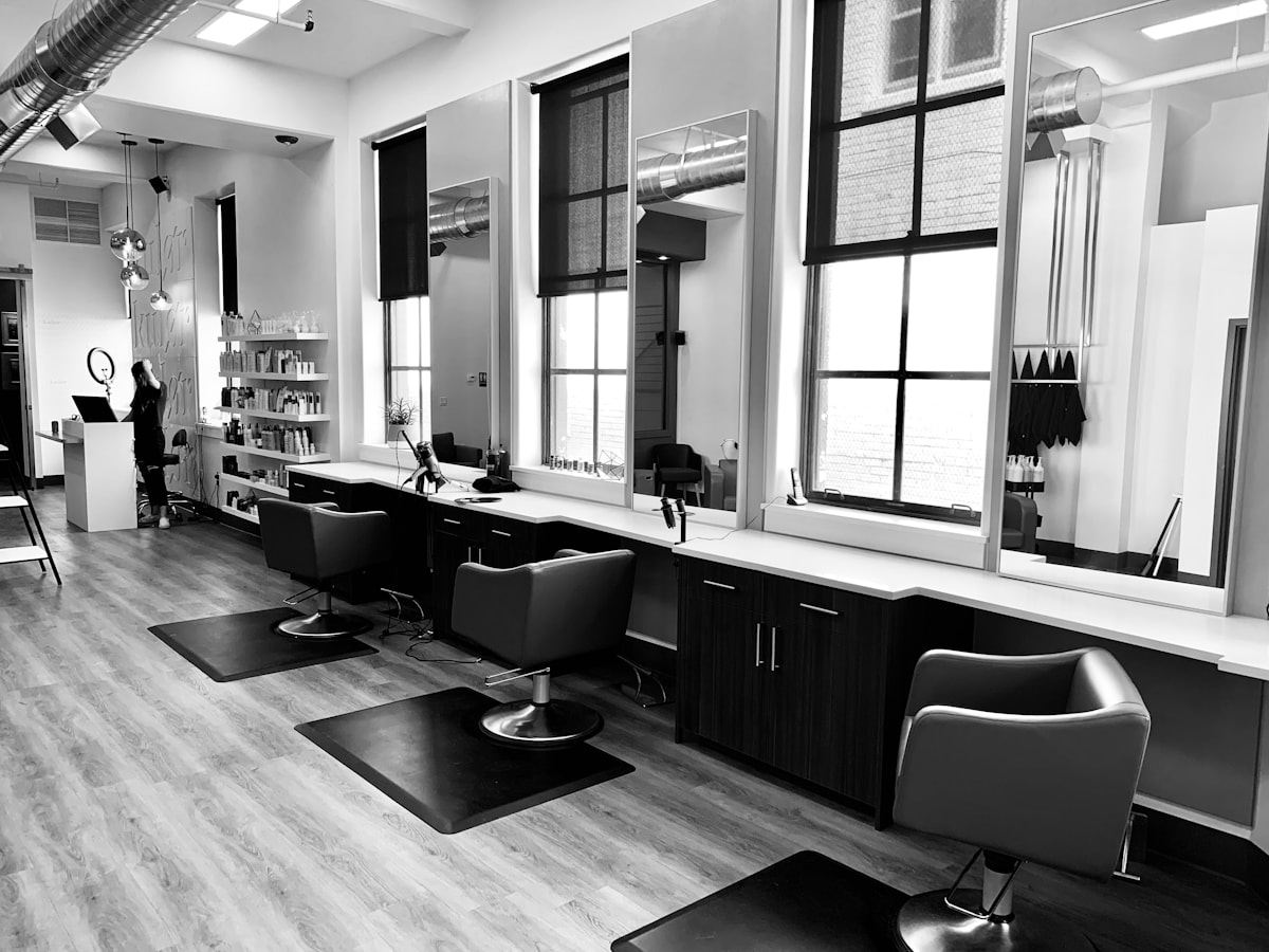 Bunga Studio Beauty / Salon illustrative website direction
